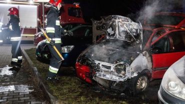 Wrocław: na osiedlowej uliczce spłonęło auto