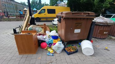 Wrocław: Podwórko dopiero po remoncie, a już wygląda jak wysypisko śmieci