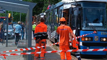 Wrocław: Zerwana sieć trakcyjna na pętli Sępolno. Na miejscu dźwig