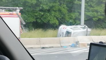 Poważny wypadek na A4. Auto uderzyło w betonowe bariery [ZDJĘCIA]