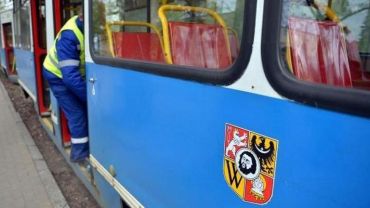 Zderzenie samochodu z tramwajem we Wrocławiu. Kierowca uciekł z miejsca zdarzenia