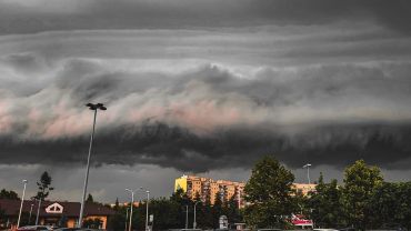 Zjawiskowe chmury nad Wrocławiem. Zrobiło się mrocznie [NOWE ZDJĘCIA]
