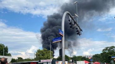 Pożar hali magazynowej przy ul. Legnickiej. Kłęby dymu nad miastem