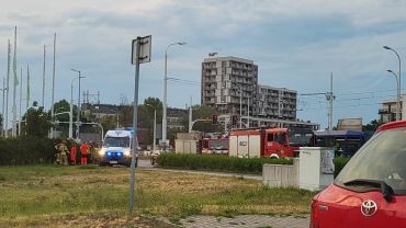 Wypadek koło Selgrosa we Wrocławiu. Motocyklista zaliczył wywrotkę