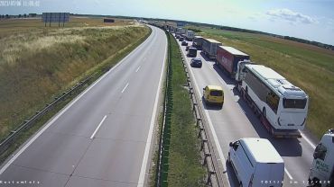 Wypadek na A4 w stronę Wrocławia. Ląduje śmigłowiec LPR
