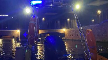 Wrocław: Krok od tragedii. Tonącego w Odrze człowieka uratowali przechodnie