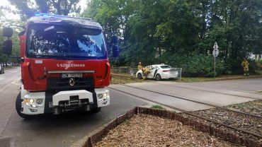 Wrocław: Wypadek na Biskupinie. Taksówka blokowała torowisko [ZDJĘCIA]