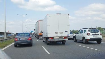 Wrocław: Samochód blokuje lewy pas AOW. Rośnie korek w stronę Bielan