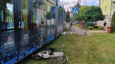 Wrocław: Rowerzystka po zderzeniu z tramwajem trafiła do szpitala