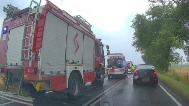 Wypadek na popularnej trasie do Wrocławia. Auto w rowie [ZDJĘCIA]