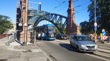 Wrocław: Komunikacyjny horror. Połamany pantograf zablokował most
