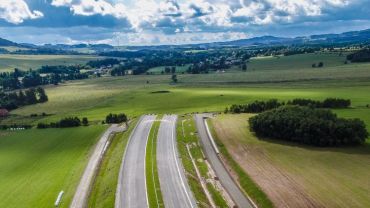 Nowa droga z Wrocławia do Pragi kończy się w polu. Czy Czechów będzie stać na ich odcinek?