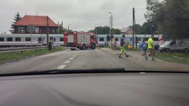 Wypadek kolejowy pod Wrocławiem. Samochód wjechał pod pociąg