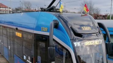 Wrocław: Z tramwajów i autobusów znikają ukraińskie flagi