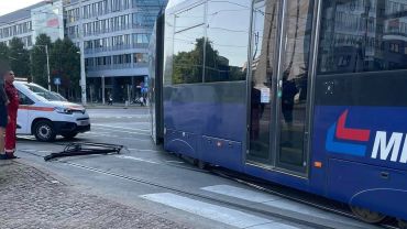 Wrocław: Urwany pantograf i korek tramwajów na pl. Grunwaldzkim