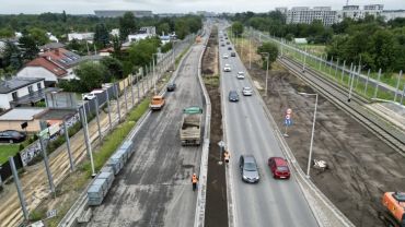 Wrocław: Wylewają asfalt na ulicę Kosmonautów. Ruchem będą sterować budowlańcy