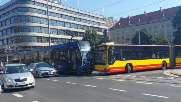 Wrocław: Wypadek koło Renomy. Tramwaj zderzył się z autobusem MPK