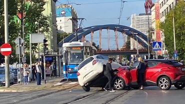 Wrocław: Jedno auto na drugim po wypadku na Grabiszyńskiej