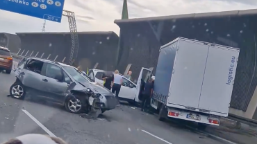Wrocław: Wypadek na AOW. Trzy osoby zostały ranne