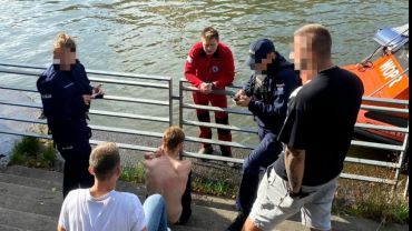 Wrocław: Nie umiał pływać, ale wskoczył do Odry, żeby... szukać okularów
