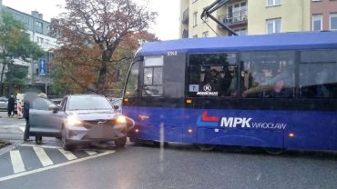 Wrocław: Volvo zderzyło się z tramwajem na Przyjaźni. Są objazdy
