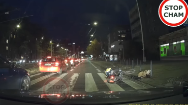 Wrocław: Rowerzysta potrącił pieszą na pasach. Uderzyła głową w słupek [WIDEO]