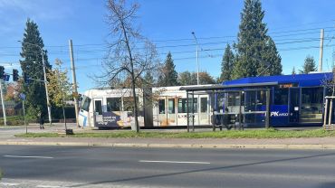 Korek tramwajów na Powstańców Śląskich. Nie ma prądu