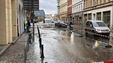 Wrocław: Ulica Ruska pod wodą. Pękła rura, paraliż komunikacyjny