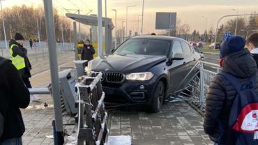 Wypadek we Wrocławiu: BMW wpadło na przystanek tramwajowy