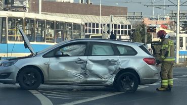 Wrocław: Wypadek koło FAT-u. Kierowca opla przejechał na czerwonym świetle