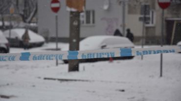Strzelanina we Wrocławiu: Nieprzytomnych policjantów znalazł w aucie młody kierowca