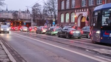 Wrocław: Uszkodzone torowisko na Trzebnickiej. Objazdy dla kilku linii