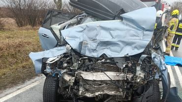 Tragiczny wypadek pod Świdnicą. Nie żyje kierowca osobówki