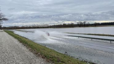 Alarm powodziowy: Woda zalała dwie drogi do Wrocławia