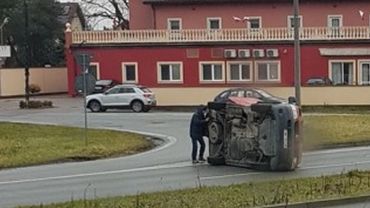 Wypadek w Mirkowie. Auto przewróciło się na bok, ranna jedna osoba