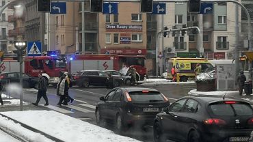 Wypadek radiowozu na skrzyżowaniu Wyszyńskiego i Sienkiewicza