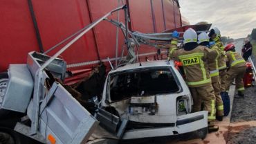 Poważny wypadek na Dolnym Śląsku. Auto z przyczepą wbiło się w tira