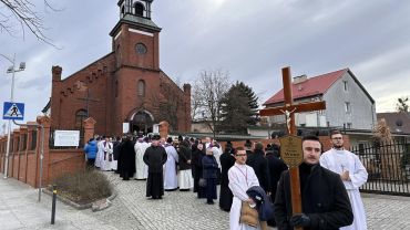 Tłumy księży i parafian żegnały wrocławskiego proboszcza i profesora