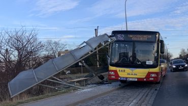 Wypadek we Wrocławiu: Autobus MPK wbił się w przystanek