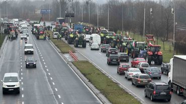 Rolnicy blokują al. Jana III Sobieskiego we Wrocławiu. Gigantyczne korki