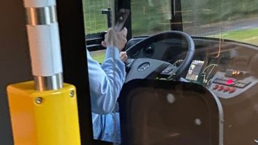 Wrocław: Jedną ręką kierował autobusem MPK, a drugą rozmawiał przez telefon