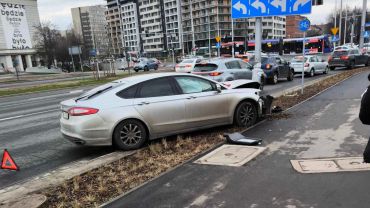 Wrocław: Ford wjechał w latarnię na placu Strzegomskim