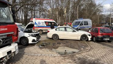 Wrocław: Wypadek na Sępolnie. Kierowca staranował zaparkowane auta