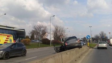 Wrocław: Wypadek na al. Karkonoskiej. Nissan zawisł na betonowych barierkach