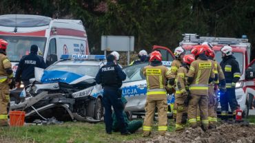 Policyjny pościg pod Wrocławiem. Dwóch rannych policjantów i rozbity radiowóz