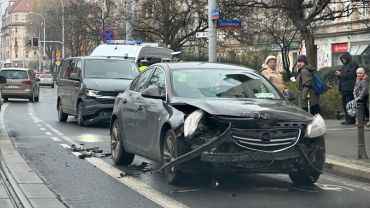 Wrocław: Wypadek opla i radiowozu policji na Jedności Narodowej