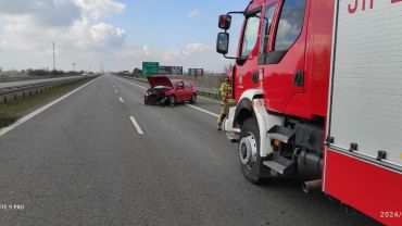 Wypadek na S8 pod Wrocławiem. Golf uderzył w bariery