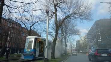 Dym na Powstańców Śląskich. Zapalił się tramwaj
