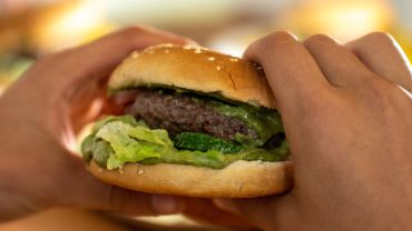 Salmonella w popularnych hamburgerach. Sanepid ostrzega