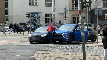 Wrocław: Dwa auta zderzyły się obok Rynku i blokują torowisko